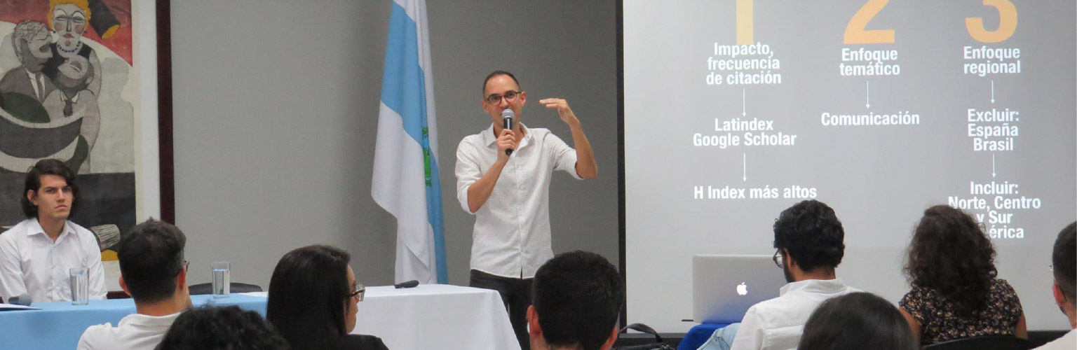 Hombre con un micrófono dando una presentación