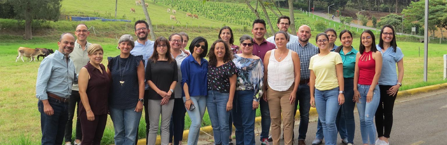 Grupo de personas posando